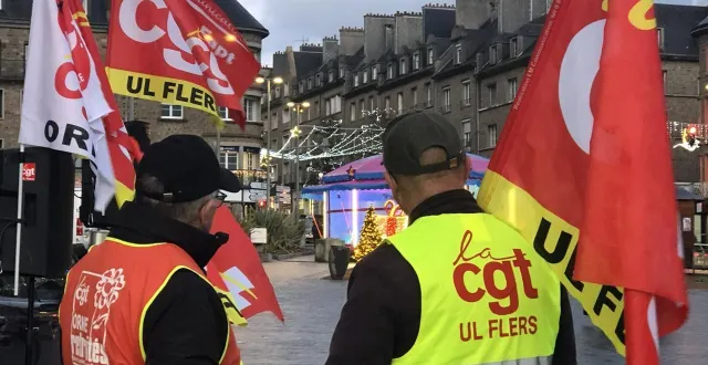 photo  une quarantaine de personnes était rassemblée sur la place du marché de flers (orne), ce 2 décembre 2025 pour protester contre le projet de budget.  &copy;  ouest-france 