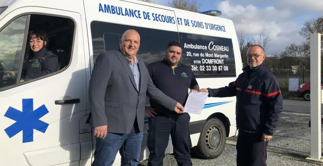 photo  de gauche à droite : valérie marie (responsable du site des ambulances cosneau by boubet de domfront-en-poiraie (orne), raphaël dheilly (directeur du pôle sanitaire), tanguy fouquenet (sapeur-pompier volontaire) et eric guais (commandant du sdis de l’orne). le site emploie trente-deux personnes.  &copy;  ouest-france 