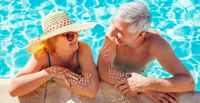 photo  dans l’illinois, aux états-unis, deux retraités se sont rencontrés lors d’un cours d’aquagym et se sont mariés, trois ans plus tard, dans le bassin de la piscine.  &copy;  illustration getty images 