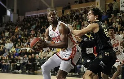 photo  les manceaux se sont imposés, hier soir, face à la rochelle et sont qualifiés en quarts de finale de la coupe de france.  &copy;  photopqr/sud ouest/maxppp 