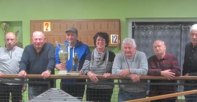 photo  de gauche à droite : guy plaisant et rené le cahain (vainqueurs), cyril cadeau, nicole audebert et hervé prigent (2es), robert sauloup et daniel guérin (3es).  &copy;  ouest-france 