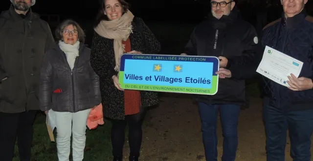photo  les représentants de l’association anpcen (à gauche) avec les élus lors de la remise de la plaque villes et villages étoilés.  &copy;  ouest-france. 