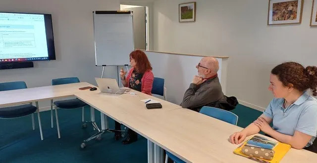 photo  émilie picantin, animatrice france services au centre socioculturel des coteaux du layon, a animé cette réunion.  &copy;  co 