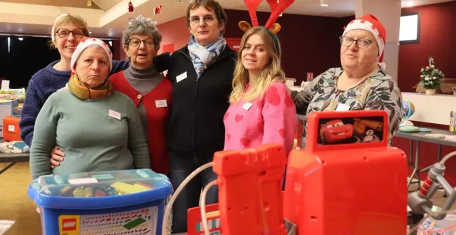 photo  les dames lutins, bénévoles du père noël, étaient là pour de précieux conseils, dans la bonne humeur.  &copy;  co 