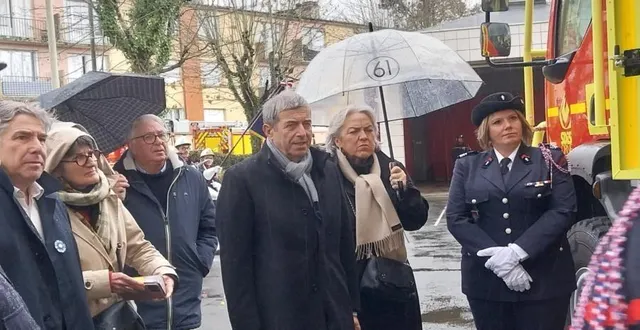 photo  le nouveau camion-citerne contre les feux de forêt a été présenté aux élus. à droite, la commandante laëtitia trassard, du sdis, et, à gauche, l’adjudant-chef yann auffret, chef du centre de secours.  &copy;  ouest-france 