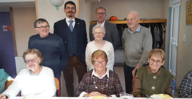 photo  au centre, andrée voivenel, entourée d’irène foucher et de marie-thérèse saillard ; au second rang, claude et jacqueline gautier ; au troisième rang, maxime guilmin, maire ; julien salliot, maire délégué de clairefougère, et rémi julienne.  &copy;  ouest-france 
