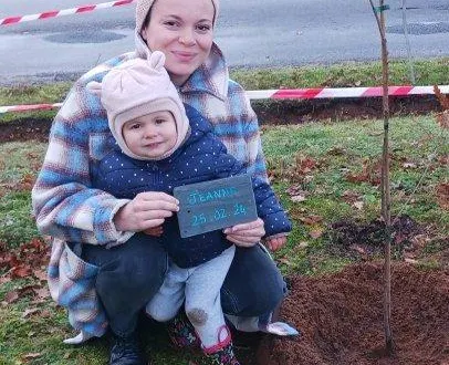photo  jeanne, 1 an et neuf mois, est contente d’aider son papa et sa maman à mettre un arbre.  &copy;  ouest-france. 