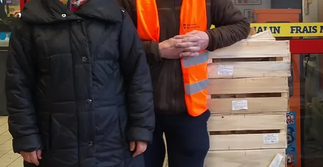 photo  nicole et joël, bénévoles à la banque alimentaire, se sont mobilisés pour la collecte nationale.  &copy;  ouest-france 