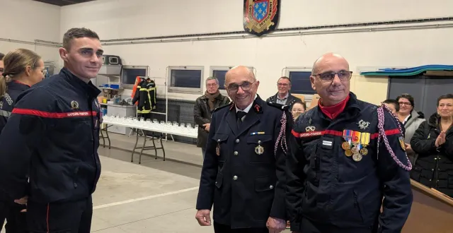 photo  instant d’émotion lors de la remise des grades de la cérémonie de la sainte-barbe, samedi, au centre de secours. quentin ussel a reçu le grade de sergent des mains de son grand-père, serge ussel, ancien pompier volontaire de 1976 à 1996 et son propre père, le lieutenant nicolas ussel, pompier volontaire depuis quarante ans. quentin compte rejoindre en février, les pompiers de paris en tant qu’officier.  &copy;  ouest-france 