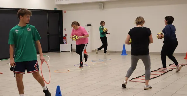 photo  au milieu des plots, des cerceaux et des cônes, le ballon n’est jamais très loin pour pratiquer le fit foot.  &copy;  ouest-france 