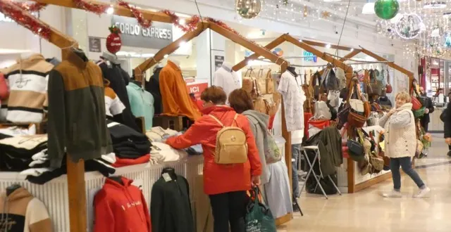 photo  le marché de noël s’est installé jusqu’à mercredi dans la galerie marchande d’auchan.  &copy;  ouest-france 