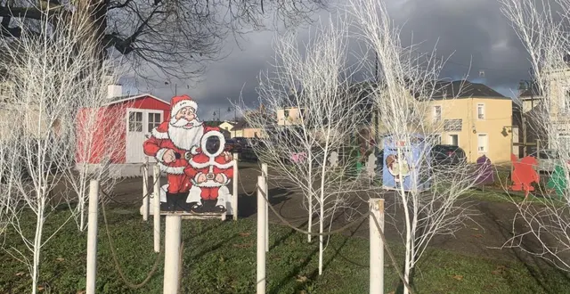 photo  vingt-cinq exposants s’installeront place de la mairie, samedi, de 9 h à 18 h (ou au centre françois-rabelais selon la météo) pour le marché de noël. un spectacle pour enfant, les aventures du père noël, sera donné à 16 h, par la troupe tour-live production, à proximité de la mairie. le père noël se prêtera, ensuite, à la traditionnelle séance photo, puis laissera la place à la chorale changéenneso gospel, pour un concert gratuit en l’église saint-martin, à 18 h. les illuminations seront lancées la veille, au platane à 18 h, avec les jeunes du conseil municipal jeune.  &copy;  ouest-france 