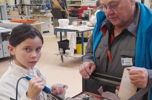 photo  à l’outil en main, les jeunes découvrent les métiers manuels avec des retraités  &copy;  ouest-france 