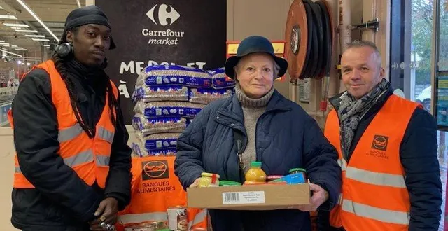 photo  vendredi et samedi, 34 caddies de dons ont été récoltés dans les centres commerciaux fertois par 39 bénévoles et 3 élus. en tout, élus et bénévoles ont collecté 2 014, 55 kg de denrées alimentaires et de produits d’hygiène, qui seront distribués aux personnes précaires vivant dans la commune.  &copy;  municipalité 