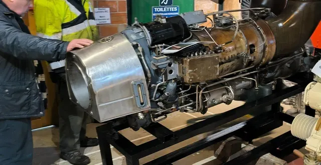 photo  les bénévoles accueillent leur nouvelle retraitée, la turbine de propulsion turbomeca.  &copy;  le maine libre 