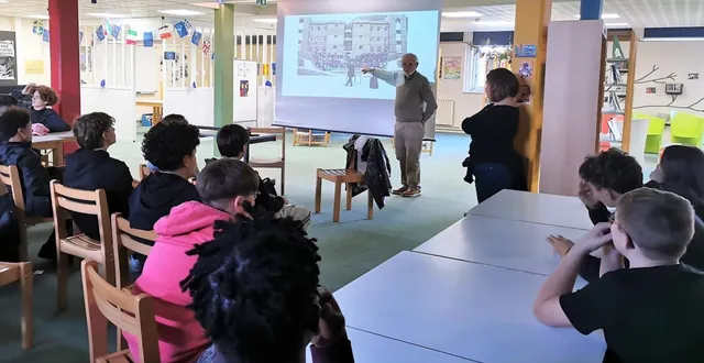 photo  daniel cadeau, président du groupe mali arnage, montre l’internat où étudient les élèves avec lesquels ils échangent.  &copy;  le maine libre. 