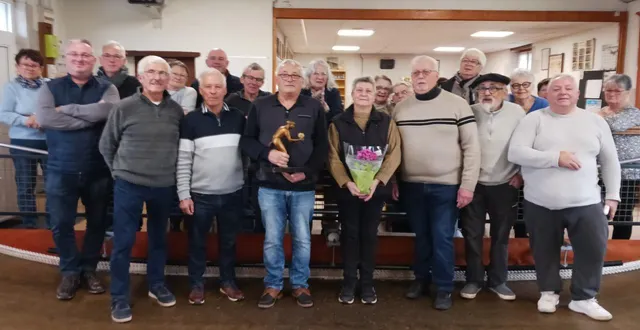 photo  vendredi 28 novembre, se déroulait l’ultime partie du challenge communal des retraités de gée. après 2 h 30 de jeu et après avoir été menée 6 à 1, l’équipe de la société du puits avard, composée de gérard thébault et annie simon, a remporté la victoire face à l’équipe du bourg, composée de joël cohergne et michel gaudin, sur le score de 12 à 9. après la remise des prix et le verre d’amitié, un repas fut servi à une trentaine de convives. prochains rendez-vous : l’assemblée générale prévue samedi 10 janvier 2026 et le challenge des invités, dont le tirage est prévu lundi 12 janvier 2026.  &copy;  co 