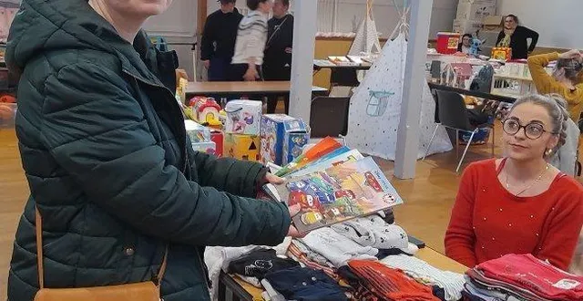 photo  comme catherine, de nombreux parents sont venus alimenter la hotte du père noël dimanche 30 novembre, salle paul-biet.  &copy;  co 