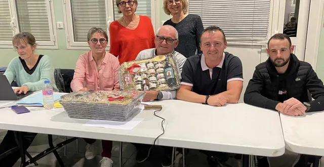 photo  l’heure des récompenses pour le président des cyclistes patrick richer.  &copy;  le maine libre 