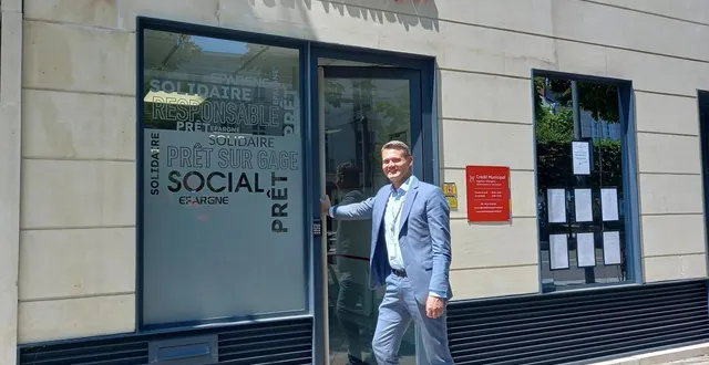 photo  thomas saillofest, responsable d’agence du crédit municipal, à angers, situé boulevard foch.  &copy;  ouest-france 