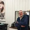 photo on vend la mèche : laurent, installé au 283, avenue félix-geneslay, ferme son salon de coiffure à la fin du mois.
