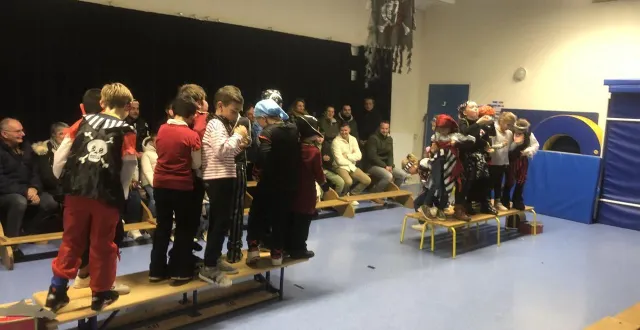 photo  la pièce « pirates contre pirates » des ce1-ce2 de l’école de louailles, jouée devant les parents.  &copy;  ouest-france 