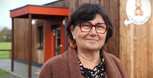photo  brigitte têtu-édin pose devant la mam ô p’tits oursons, l’une des grandes réalisations de son mandat de maire de vion.  &copy;  ouest-france 
