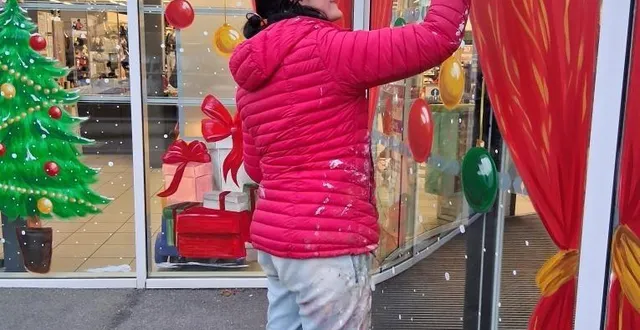 photo  ici, flora monti travaillant sur la vitrine du super u mareil-en-champagne, parée pour les fêtes de fin d’année.  &copy;  le maine libre 