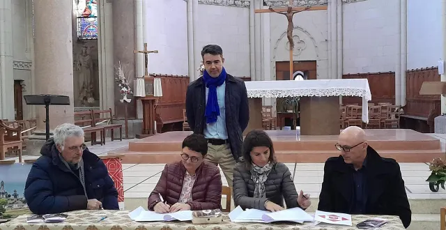 photo  magali renou et julie réveillère signent la convention de partenariat avec la fondation du patrimoine.  &copy;  ouest-france 