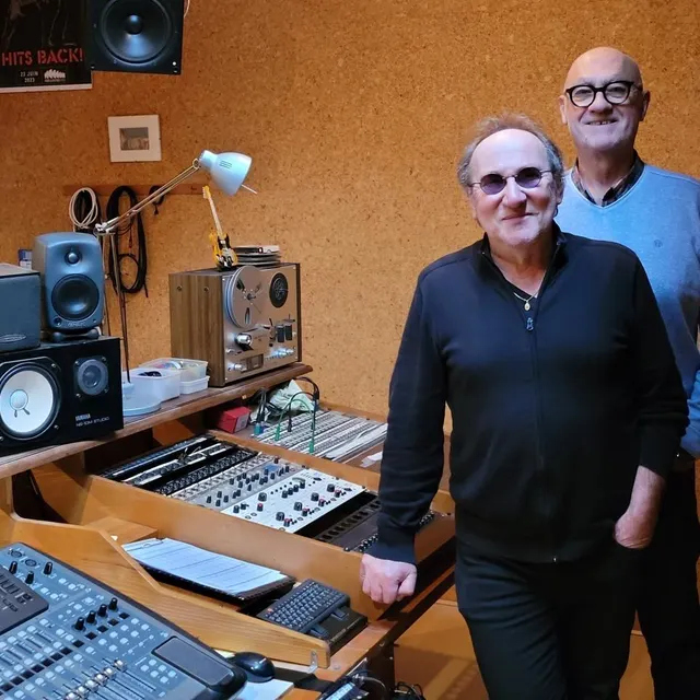 photo devant, rémi boucheau, guitariste et fondateur de saïno et jacques prézelin, fondateur et batteur du groupe grand lieu.  ©  crédit photo : ouest-france