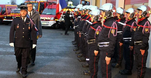 photo  le capitaine grégory martin passe en revue le détachement des sapeurs-pompiers avec pierre ouvrard, maire de mayet.  &copy;  le maine libre 