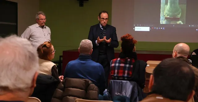 photo  antoine d’amécourt, le maire d’avoise, ici aux côtés de son premier adjoint jean-louis morin, lors de la réunion publique organisée vendredi 28 novembre 2025 au sujet des sonneries de la cloche de l’église.  &copy;  ouest-france 