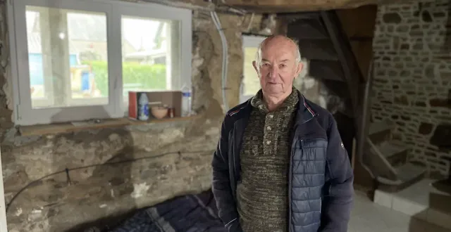 photo  émile desdoits, 89 ans, attend depuis deux ans que les travaux de sa maison se terminent.  &copy;  ouest-france 