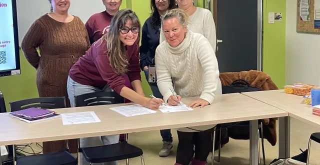 photo  céline gourry et sophie charteau signant la convention.  &copy;  le maine libre 