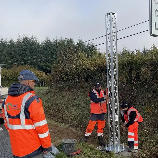 photo le département teste des supports de panneaux déformables, pour limiter les risques en cas de choc.  ©  conseil départemental de l’orne