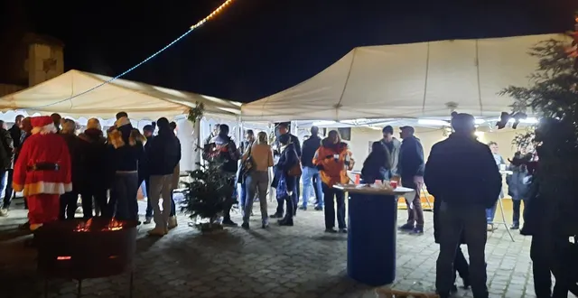 photo  une vingtaine d’artisans et de commerçants vont proposer leurs produits, créations artisanales et friandises, autour des braseros et du traditionnel vin chaud.  &copy;  archives ouest-france 