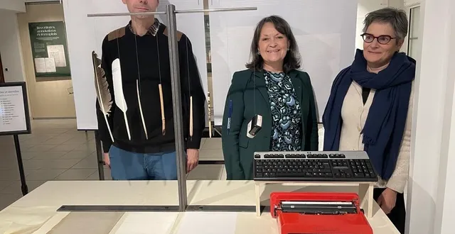 photo  roselyne bienvenu, conseillère départementale (au centre) et l’équipe des archives départementales de maine-et-loire présentent une nouvelle exposition 