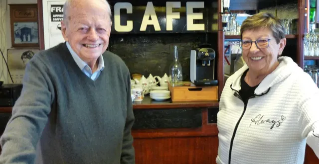 photo  rené morvan, doyen des cafetiers morbihannais, - et peut-être bretons ? - avec son épouse ghislaine morvan, « vraie lorientaise née à l’hôpital maritime  ». après 20 ans de gestion et service au charly’s bar, elle a choisi de prendre un peu de recul tout en étant bien présente aux côtés de rené.  &copy;  ouest-france 