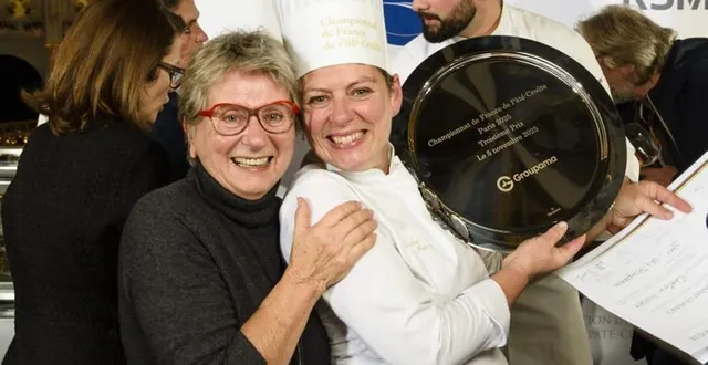 photo  après avoir remporté le prix richelieu, émeline aubry célèbre aux côtés de sa mère.  &copy;  collection personnelle 