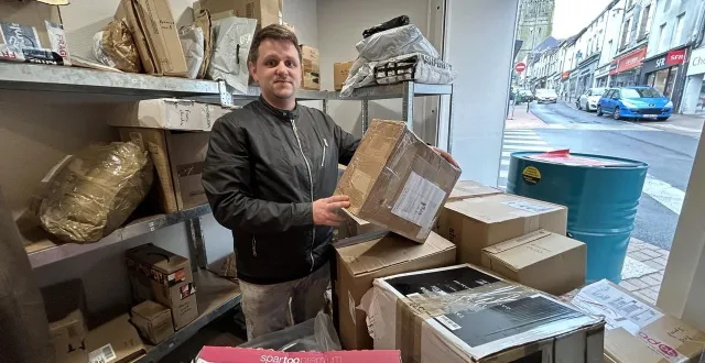 photo  bressuire, mardi 2 décembre. la boutique tenue par jordan giroire dans le centre-ville est envahie de colis. le gérant doit prendre des mesures pour réguler l’afflux.  &copy;  co-fabien gouault 