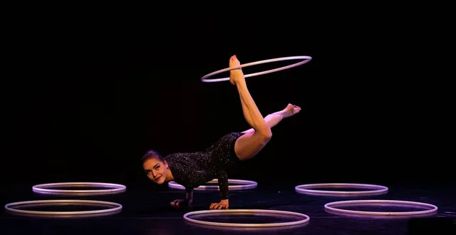 photo  l’artiste finlandaise laura savolainen performe dans des numéros de fil de fer et de hula-hoops.  &copy;  roosa oksaharju 