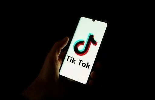 photo  un influenceur aux 20 000 abonnés a été condamné pour avoir, malgré une interdiction par la justice, fait 134 heures de lives sur tiktok.  &copy;  illustration antonin utz/afp 
