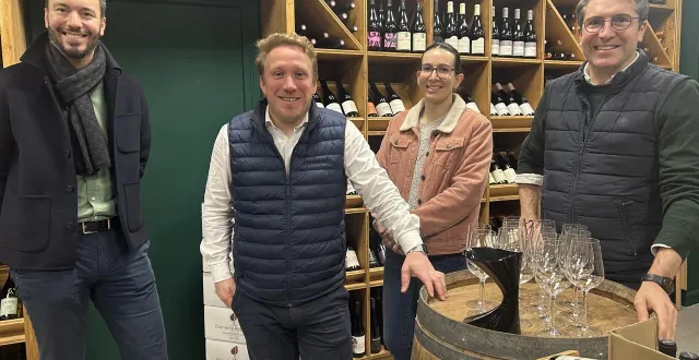 photo  mardi 2 décembre 2025, une cinquantaine de chefs d’entreprise étaient invités dans les deux nouveaux commerces de la place du marché-au-blé de la flèche (sarthe) : la cave les parcelles et la glacerie frisquette.  &copy;  ouest-france 