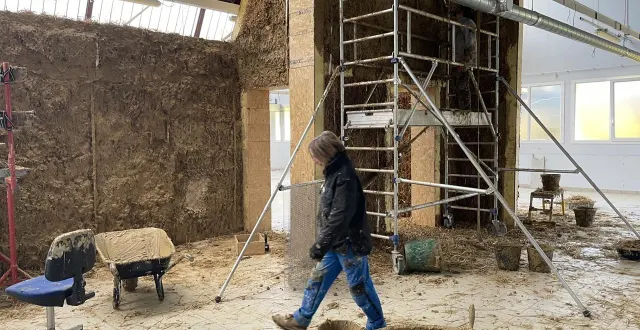 photo  au sein du pôle d’économie social et solidaire géré par flers agglo à saint-georges-des-groseillers, un chantier d’expérimentation est en cours, avec de l’isolation en paille.  &copy;  ouest-france 