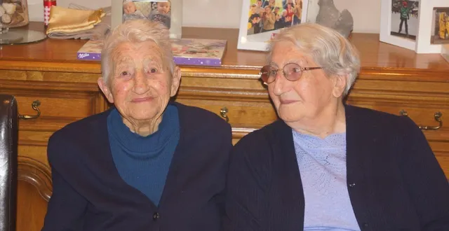 photo  madeleine esnault (à gauche) a fêté ses 103 ans vendredi 28 novembre 2025, entourée de sa sœur raymonde, qui a eu 101 ans en août.   &copy;  ouest-france 