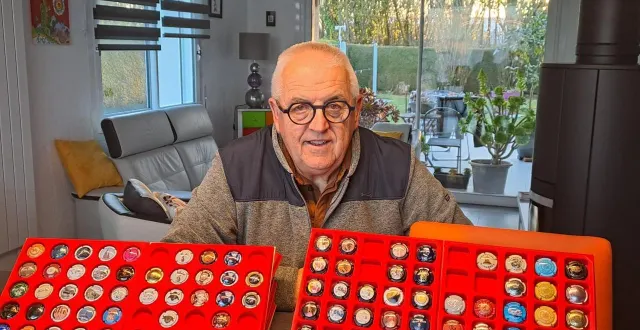 photo  daniel gelot organise sa collection scrupuleusement par ordre alphabétique. il fabrique lui-même ses plaques de classement.  &copy;  ouest-france 