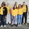 photo l’équipe de jeunes engagés, en jaune pour la couleur du programme solidarité seniors.