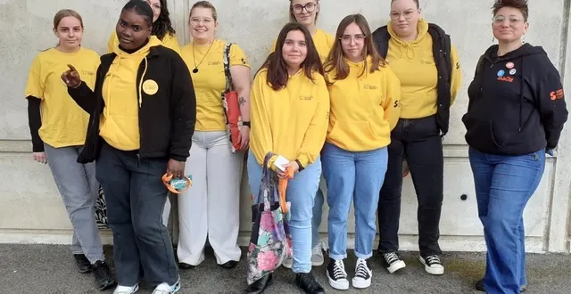 photo  l’équipe de jeunes engagés, en jaune pour la couleur du programme solidarité seniors.  &copy;  unis’cités 