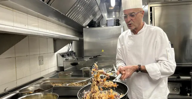 photo  cholet, mercredi 3 décembre. à 61 ans, le chef cuisinier jean-michel jouin prend sa retraite. il sera resté 25 ans à la tête de la cuisine du grand café.  &copy;  co - freddy reigner 