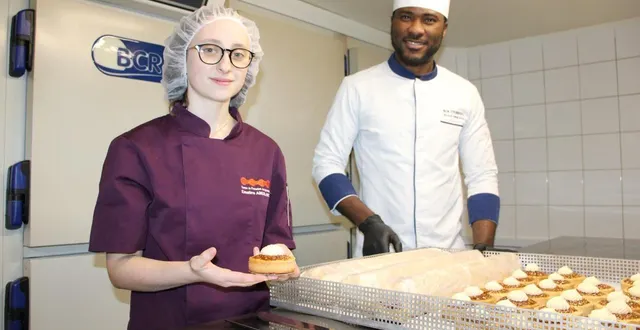 photo  émeline ameslant aux côtés de son maître d’apprentissage, ben toundou.  &copy;  ouest-france 